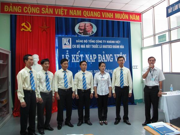 6 Đảng viên mới tuyên thệ dưới cờ Đảng